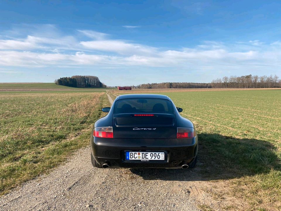 Porsche 911 996 Carrera 4 schwarz TOP in Bad Schussenried