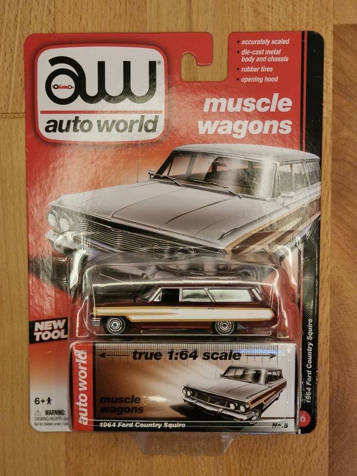 AUTO WORLD '64 Ford Country Squire, ULTRA RED, Maßstab 1:64 in Nürnberg (Mittelfr)