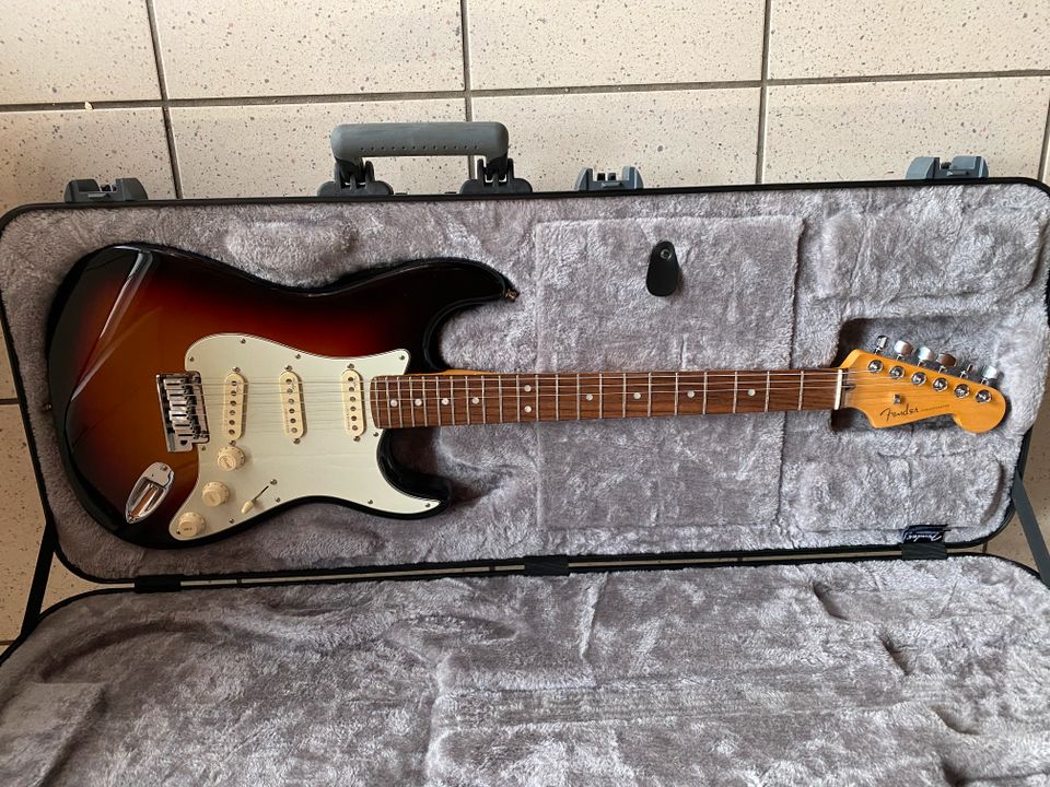 Fender American Ultra Strat RW Ultraburst in Düren