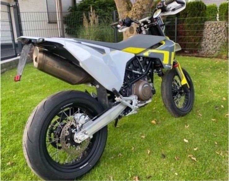 Husqvarna 701  nur 1500 Kilometer Laufleistung in Menden