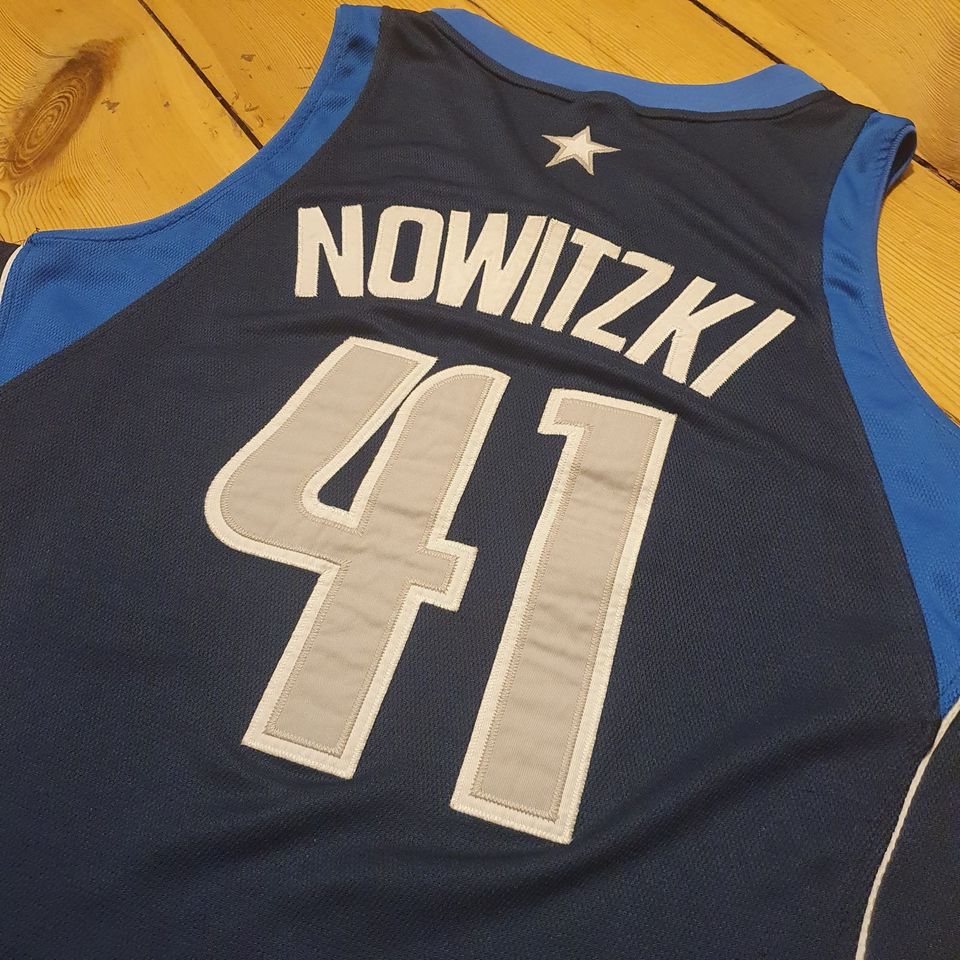 Authentic Dirk Nowitzki NBA Dallas Mavericks Trikot Champion in Berlin