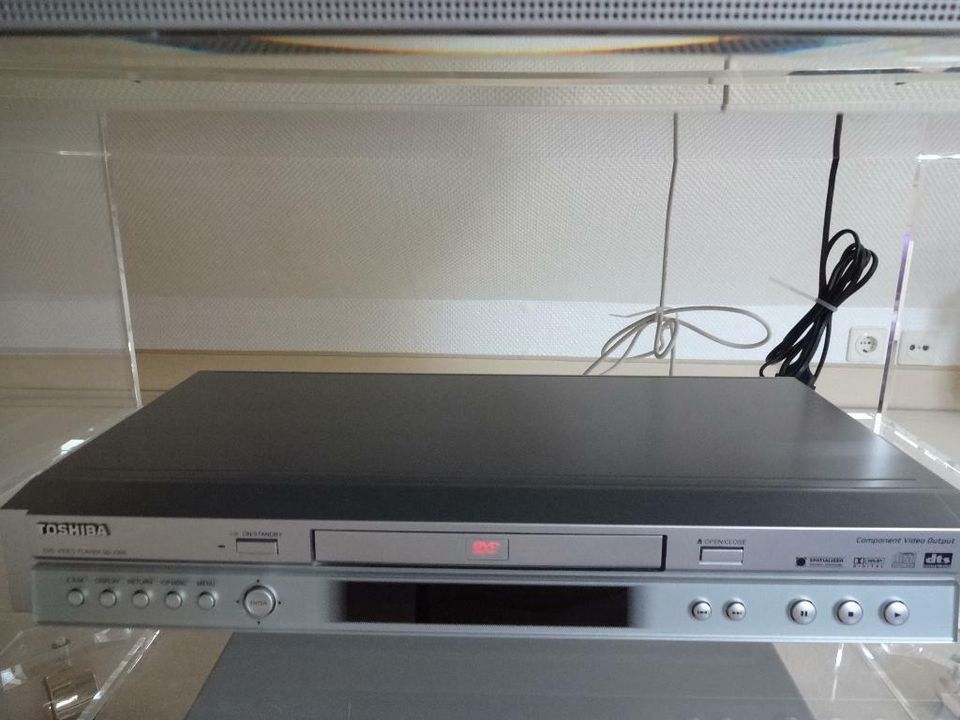 TOSHIBA-DVD-PLAYER IN SILBER, EXCLUSIVE OPTIK, NEUWERTIG!!! in Düsseldorf