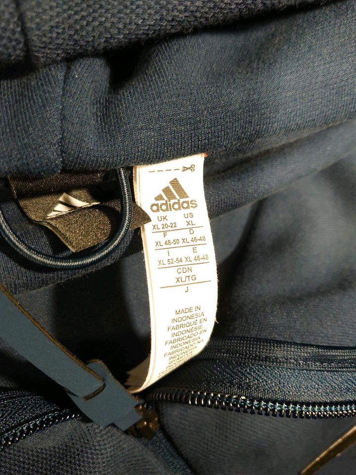 Adidas Jacke neu in Hamburg