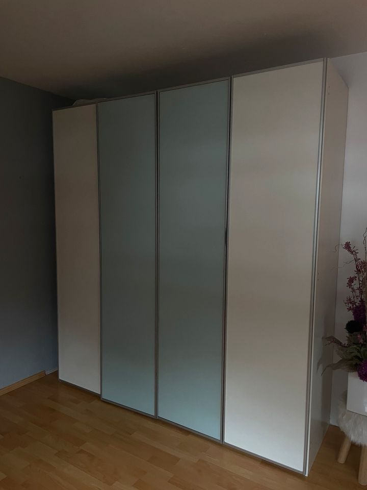 Kleiderschrank matt weiß/glas (2,15x2,00) in Lichtenstein