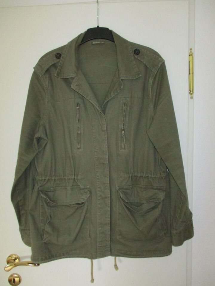 Damen Jacke Gr. 46 Farbe: grün / olivegrün mit Taschen, Kragen in Herford