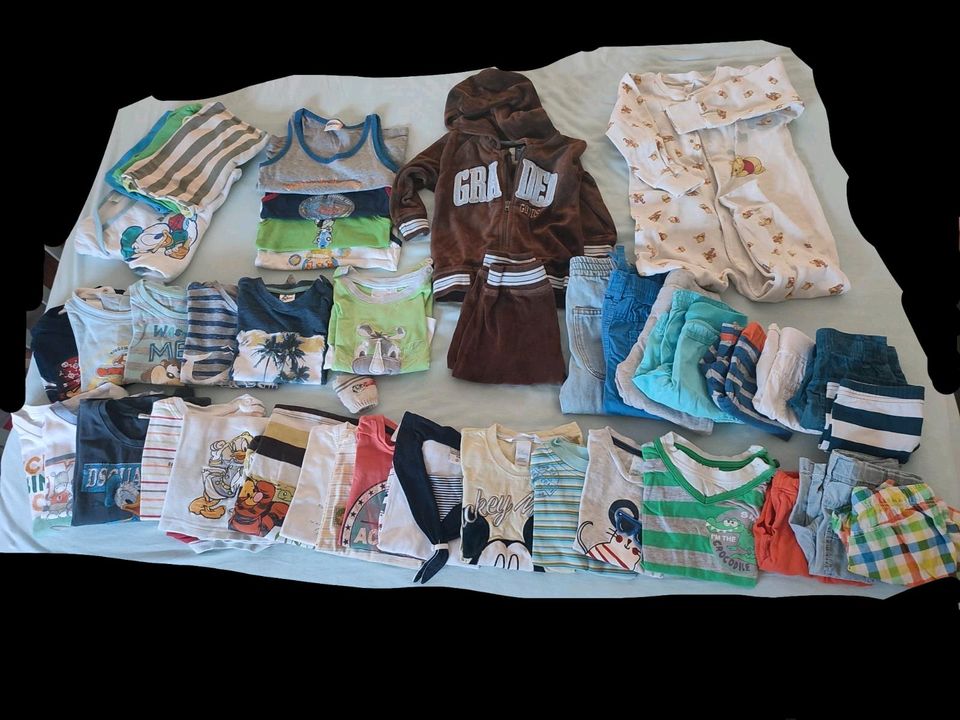 Sommersachen Jungs Klamotten Hosen T-Shirts 42 Teile in Kabelsketal