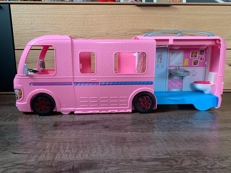 Barbie Super Abenteuer Camper ausklappbar in Albertshofen