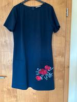 Blaues Kleid mit Stickerei Bayern - Aresing Vorschau