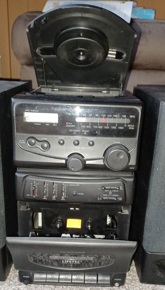 Kompakt Stereoanlage mit Radio, CD und Kassette mit 2 Boxen in Celle