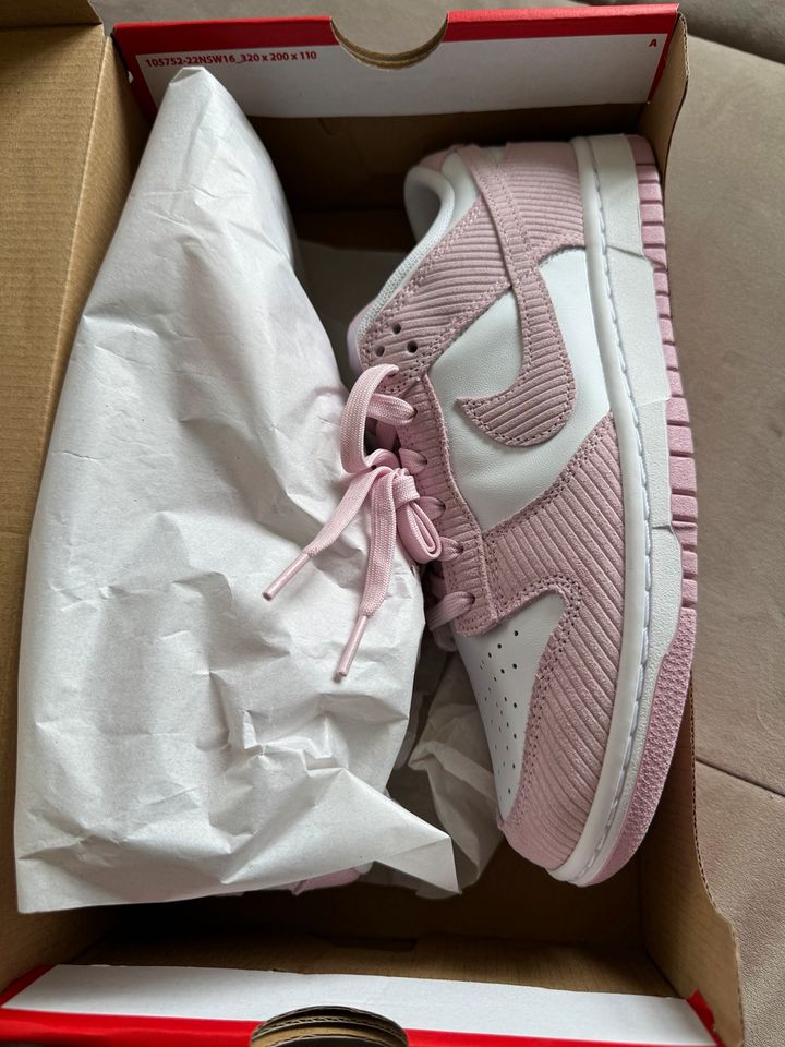 Nike Dunk Low rosa in Wegberg