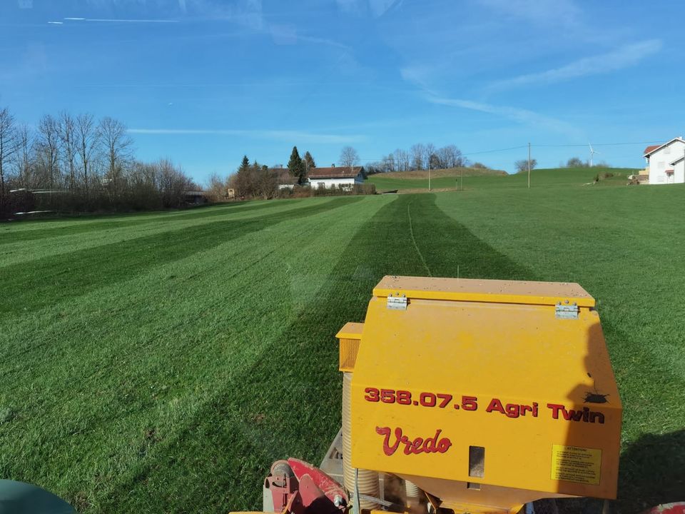 Nachsaat Vredo mit Fendt John Deere in Günzach