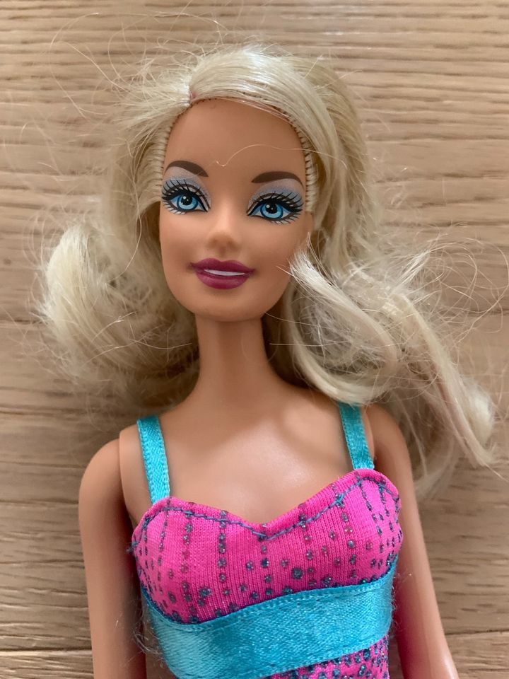 3 Barbie Puppen eine mit beweglichen Gelenken sehr guter Zustand in Hemdingen