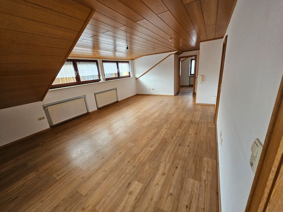 3-Zimmer-DG-Wohnung mit Loggia und einzigartigem Ausblick in Treffelstein