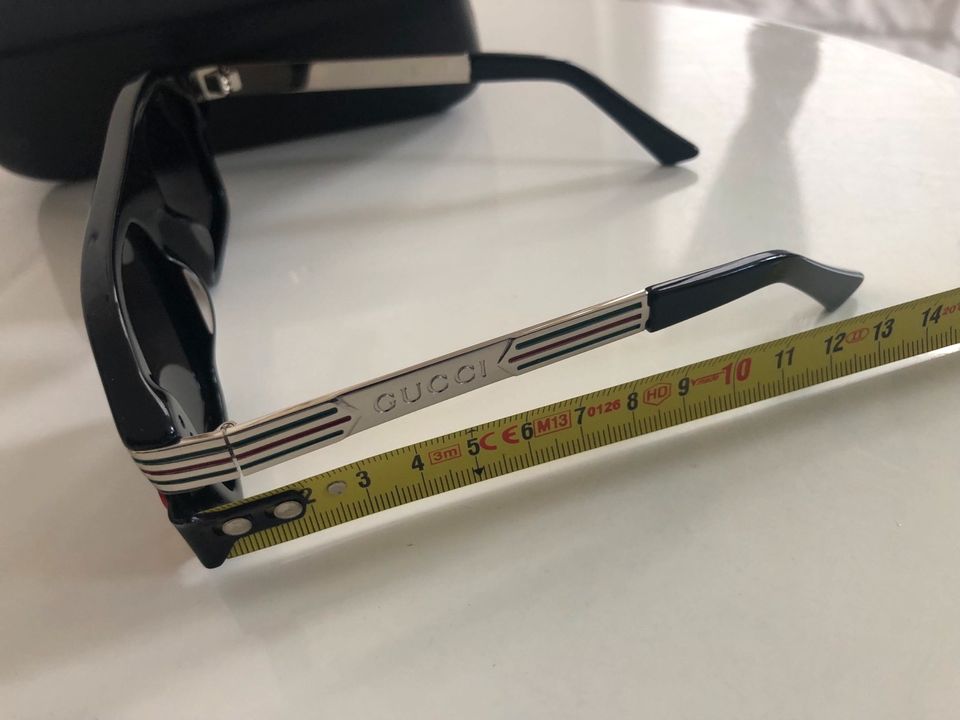 Unisexe Gucci Sonnenbrille mit Silbernen Logo in Hannover