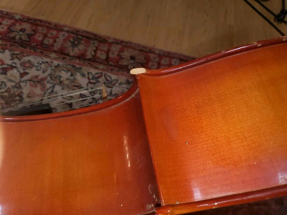 Altes Cello in Hemer
