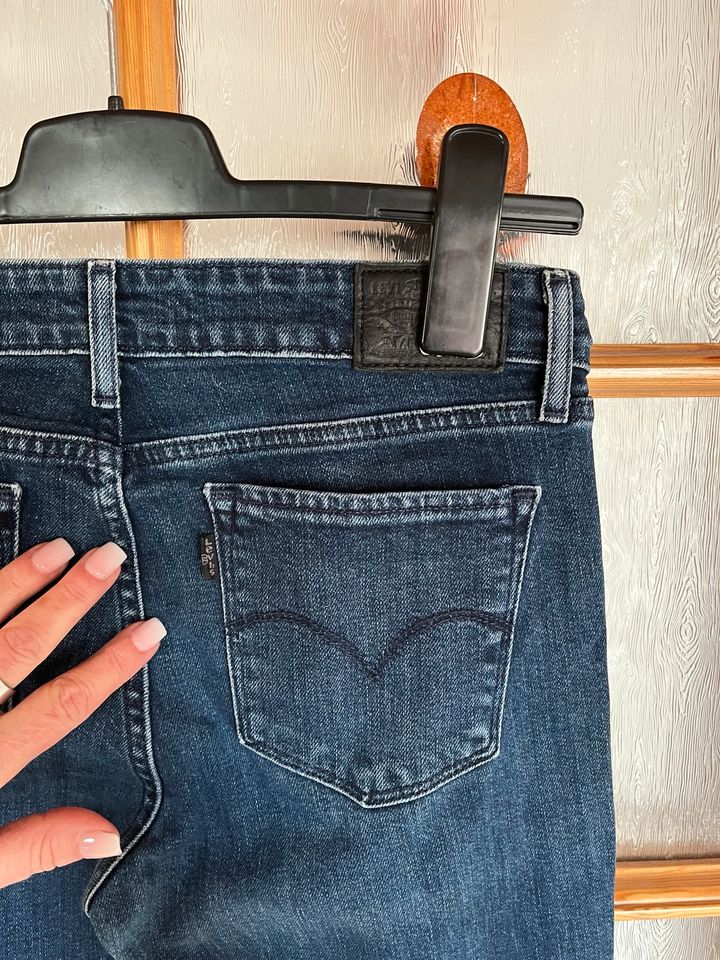 Stretchjeans von Levi’s 712 Gr.S Inch 28 in Edermünde