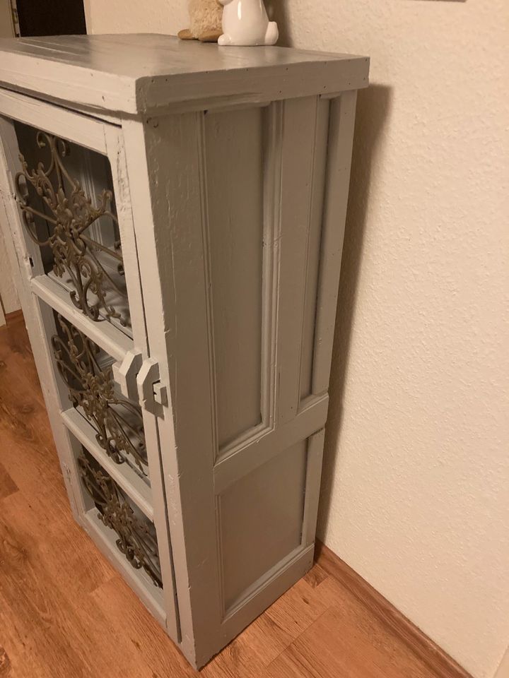 Vintage Shabby chic Schrank in Burscheid