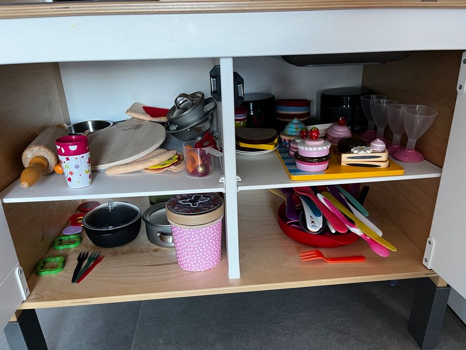 Kinderküche Ikea mit viel Zubehör in Gangelt