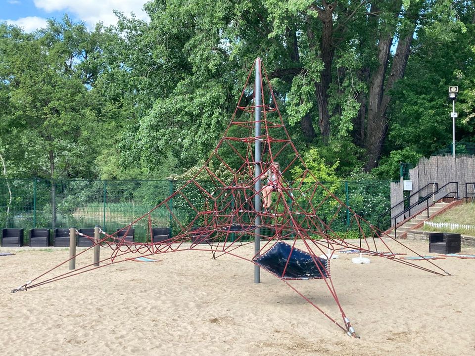 Kletterpyramide Seilpyramide Netzpyramide Spielplatz Kletterturm in Berlin