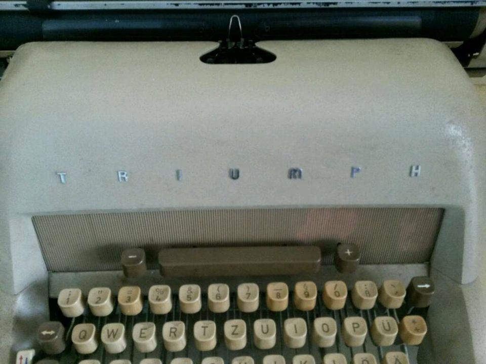 Alte Triumph Schreibmaschine in Thurmansbang
