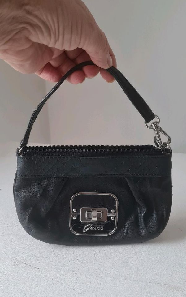 Guess tolle Mini Bag / Micro-Tasche schwarz Leder vintage in Moers