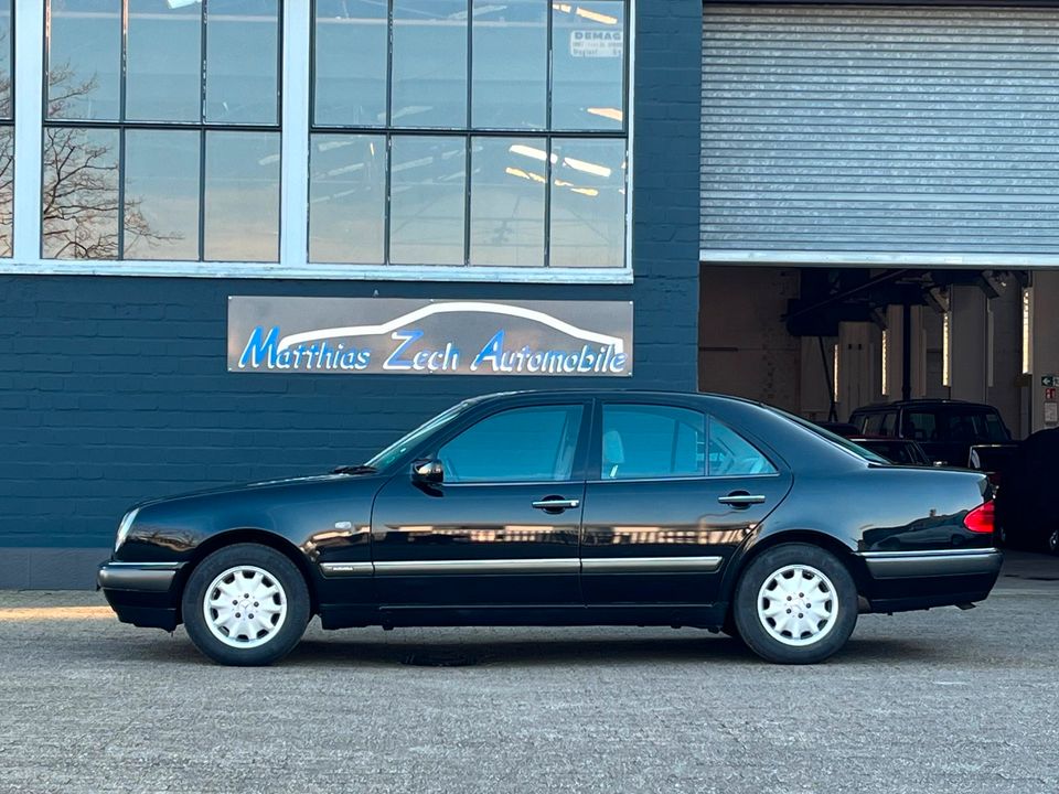 Mercedes-Benz E 200 Elegance // 1. Hand // gepflegter Zustand // in Mönchengladbach