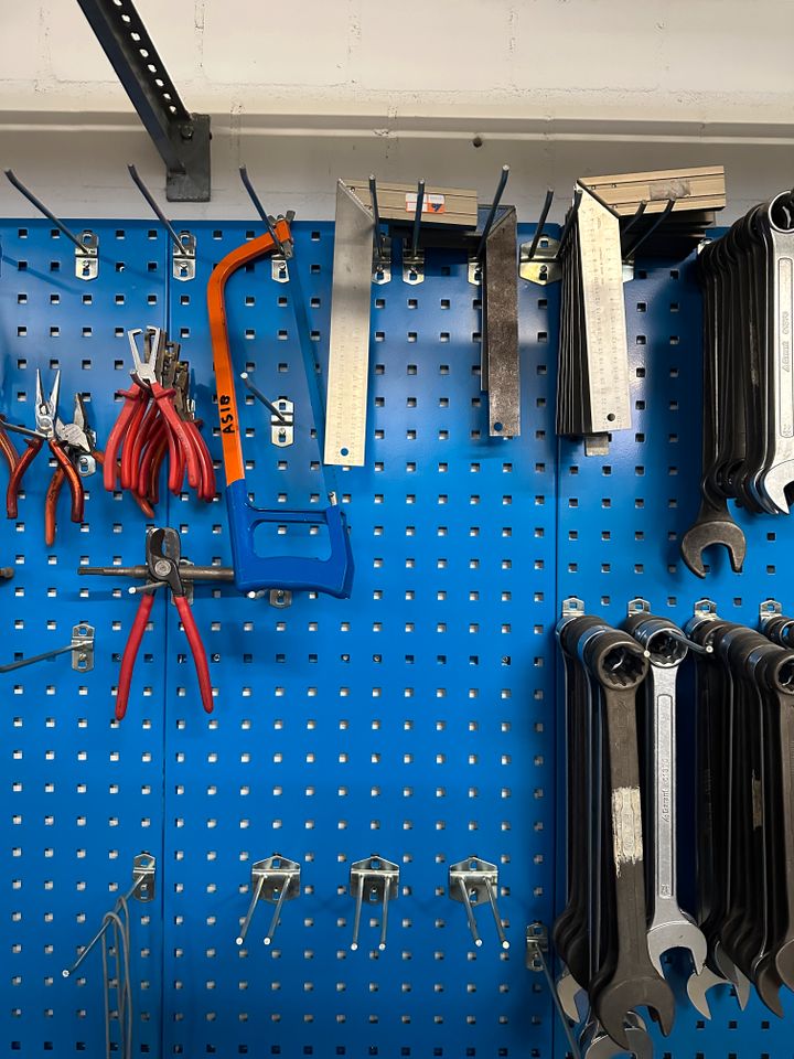 Werkzeugwand - Lochwand komplett mit allen Werkzeugen in Berlin