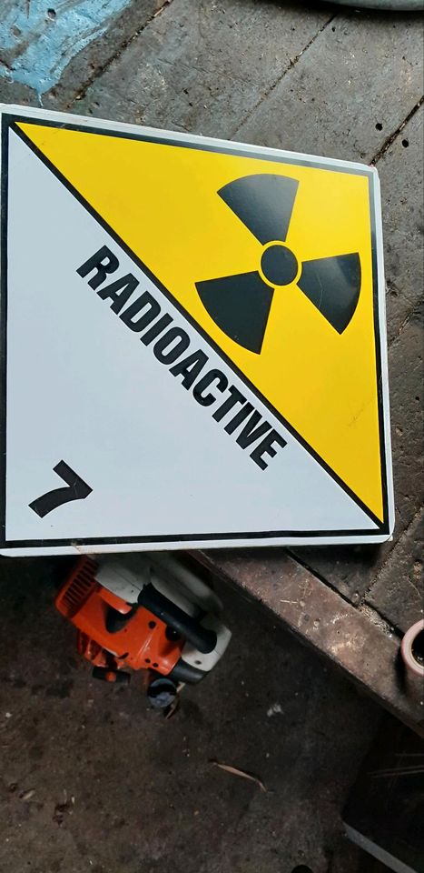 Warntafel Gefahrzettel ADR Radioactive in Adelheidsdorf