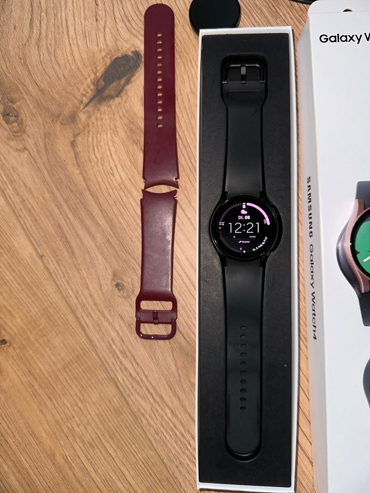 Samsung Galaxy Watch 4, LTE, Bluetooth, Wi-Fi und GPS in Dunningen