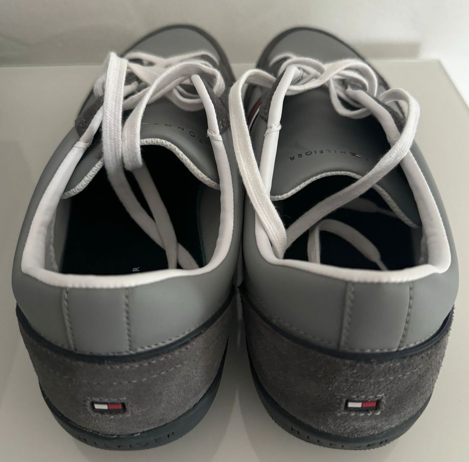 Tommy Hilfiger Sneaker Gr. 44 neuwertig in Wiesentheid