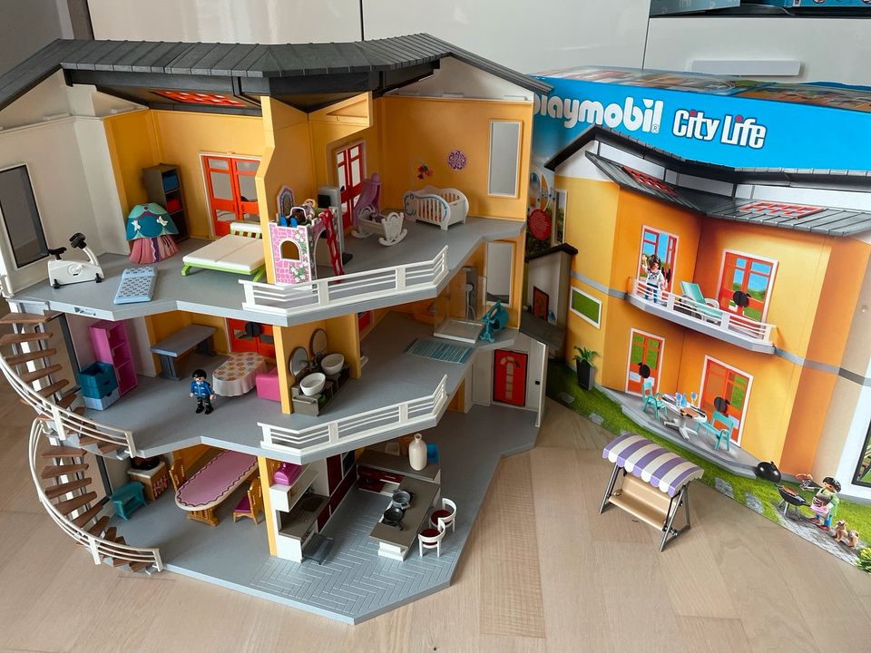 Playmobil City Life + Extra Stockwerk + Ausstattung für 5 Zimmer in Untermeitingen