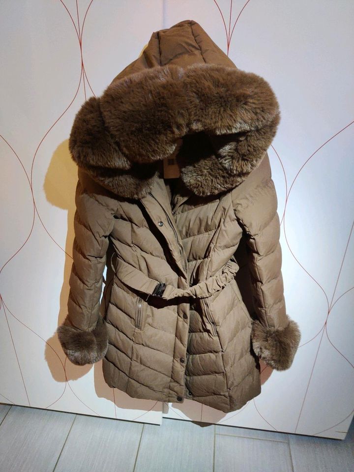 Neue Winterjacke braun mit Webpelzkragen in Velbert