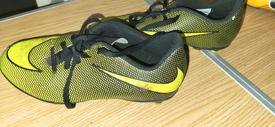 Fussballschuhe Gebrauchtspuren aber ohne Risse in Osnabrück