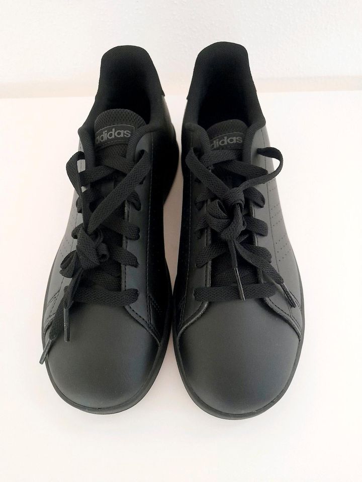 NEU adidas Sneaker schwarz Größe 37 1/3 in München