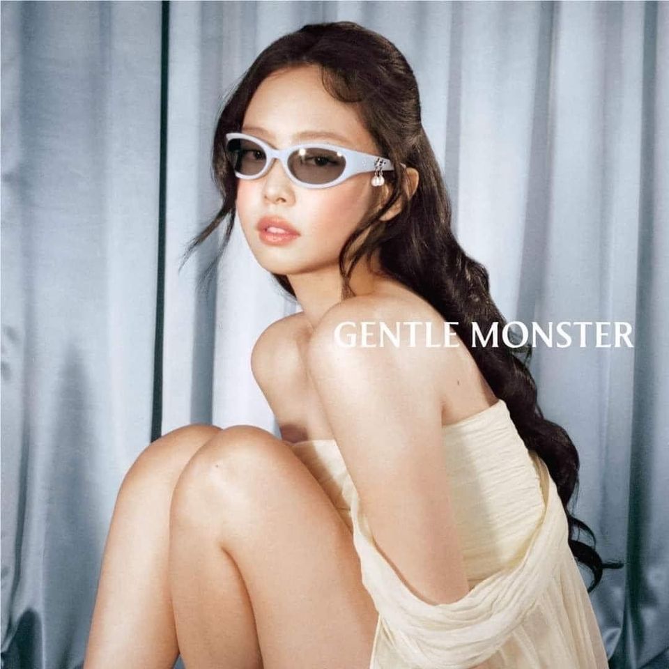 Gentle Monster x Jennie Sunglasses: Fish Tail W2 (white) in Frankfurt am Main