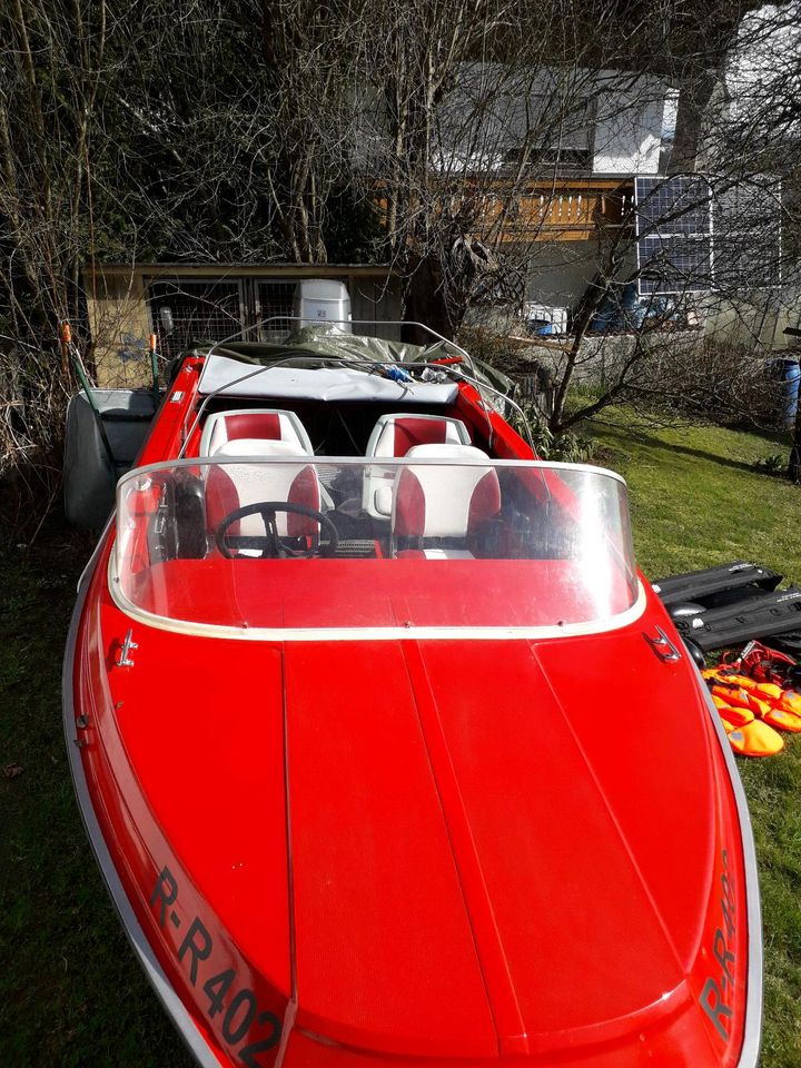 Sportboot mit Trailer in Regen