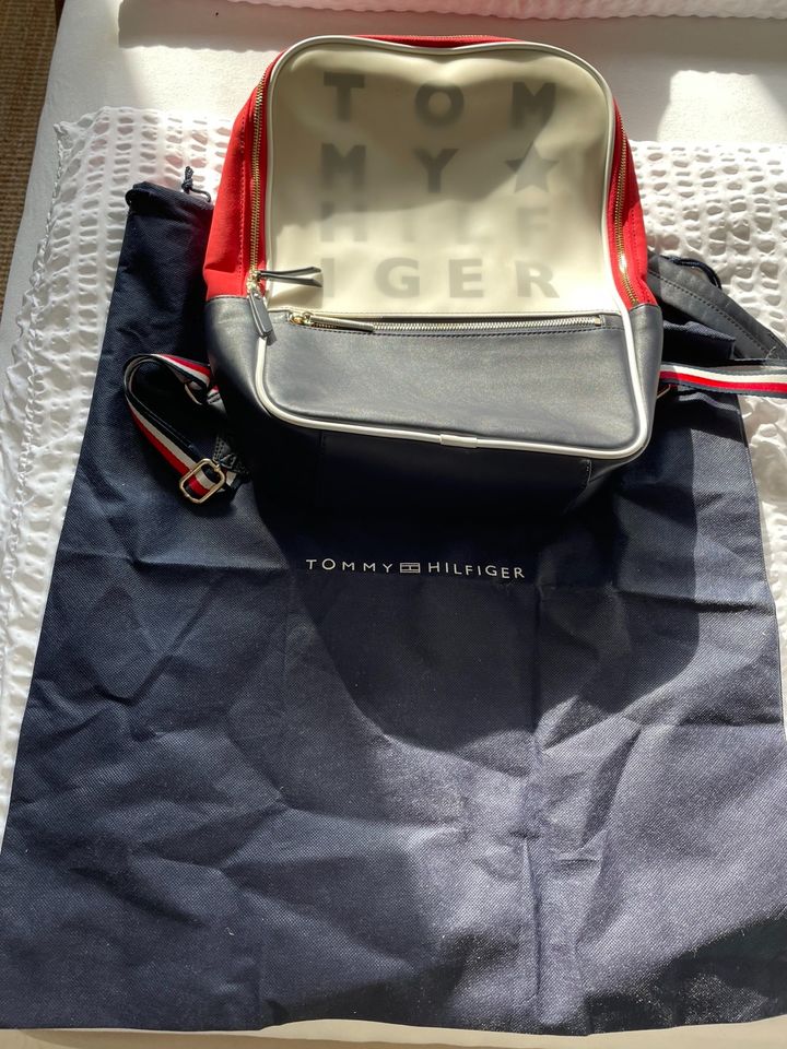 Tommy Hilfiger Rucksack, blau rot, wie neu in Kamen