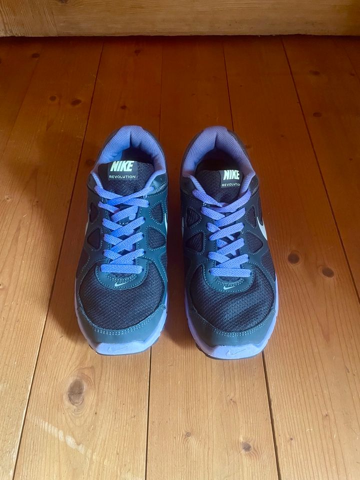 Nike Sneaker Gr. 40 lila schwarz Laufschuhe in Jena
