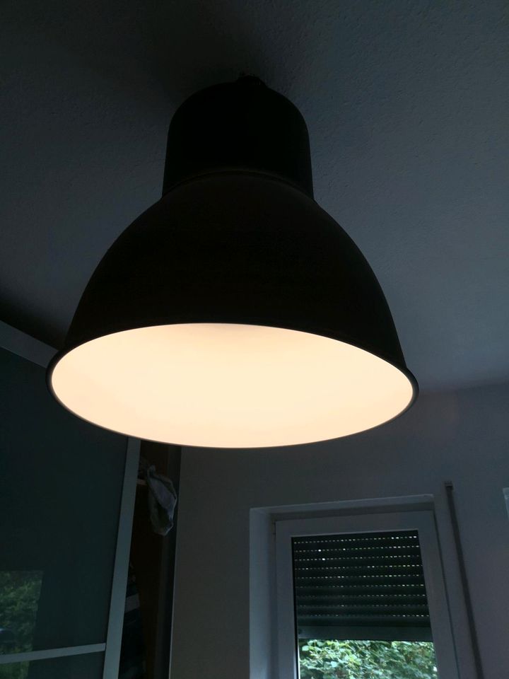 Stylische große Lampe von Ikea mit Lechtmittel in Dresden