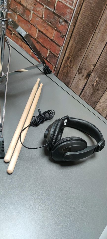 Alesis Drum Essentials Bundle E-Drum Kopfhörer Hocker Sticks Set in Soest