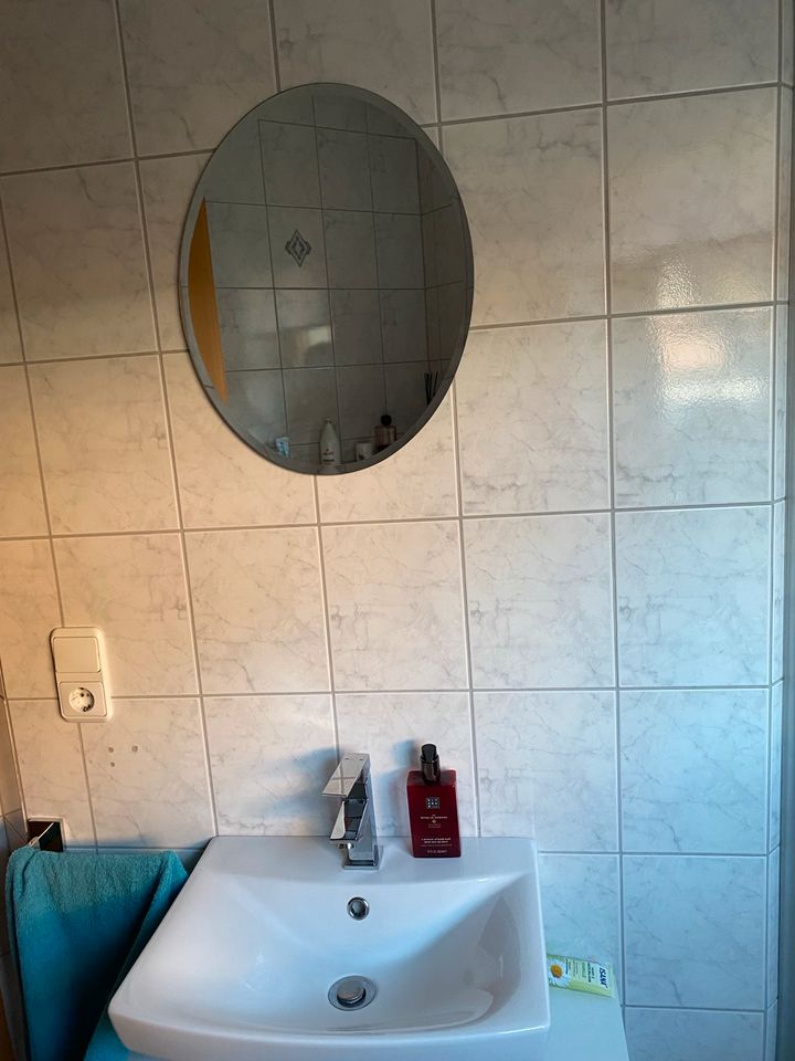 Waschbecken , Untertisch u. Badspiegel  Handtuchhalter in Niederalteich