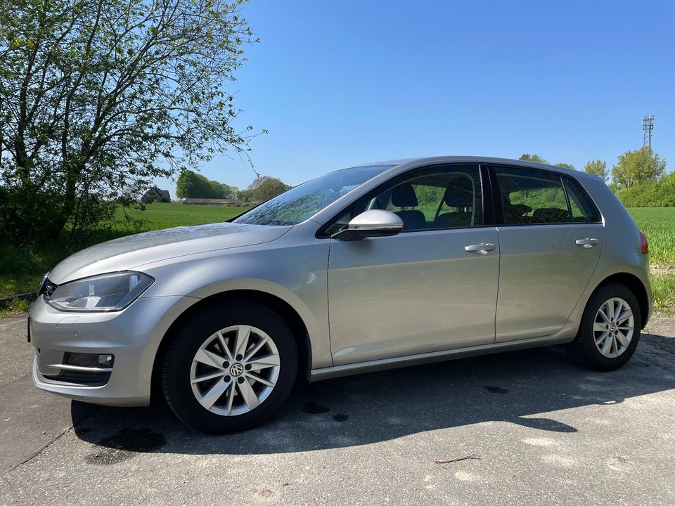 Volkswagen Golf 7 VII 1.4 TSI 90kW Comfortline Scheckheftgepflegt in Bredenbek (bei Rendsburg)