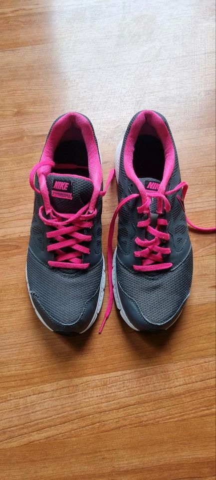 Nike Schuhe grau/pink. Größe 40 in Linden