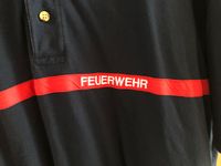 Poloshirt, Feuerwehr gestickt, mit rotem Streifen Niedersachsen - Alfeld (Leine) Vorschau
