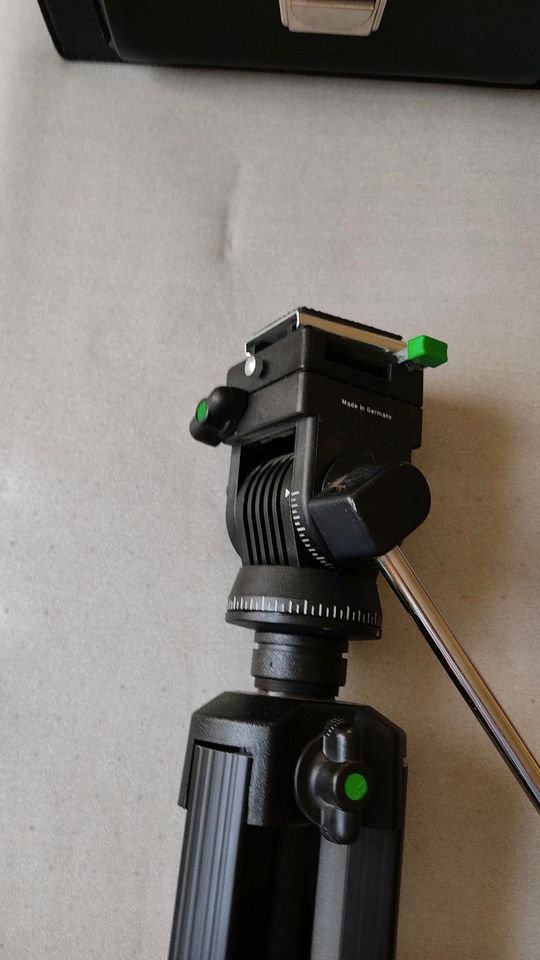 Minolta XG1 Spiegelreflexkamera mit Objektiven und Stativ in Ahlen