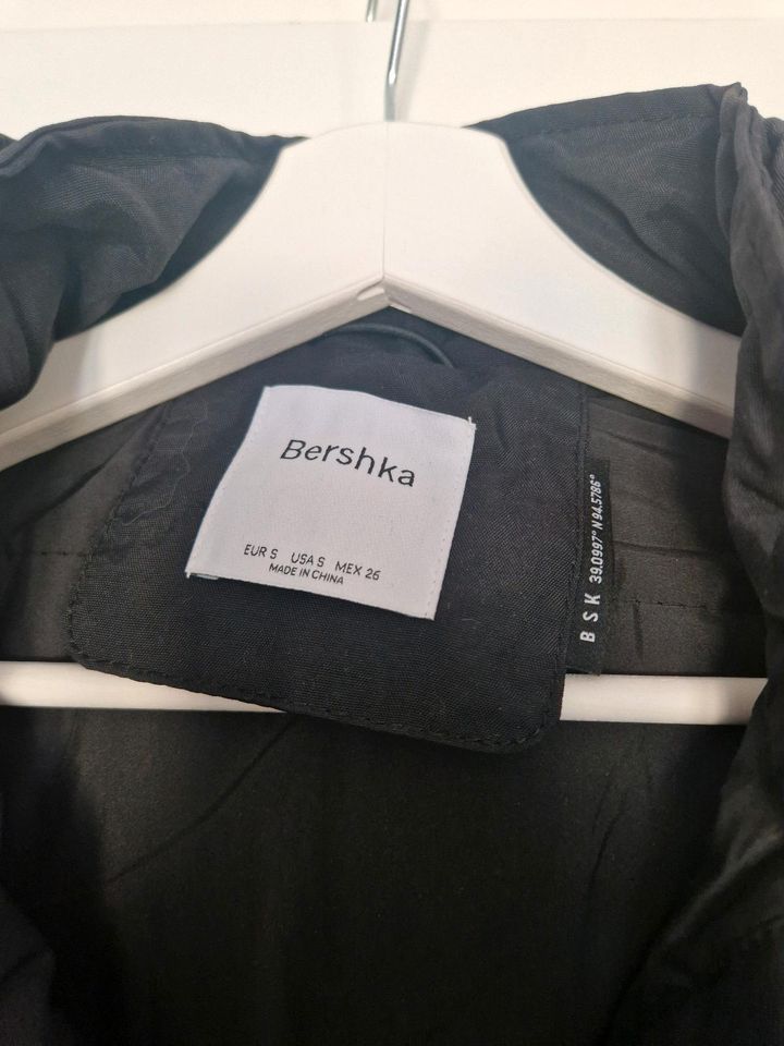 Bershka Jacke S neu in Gröningen