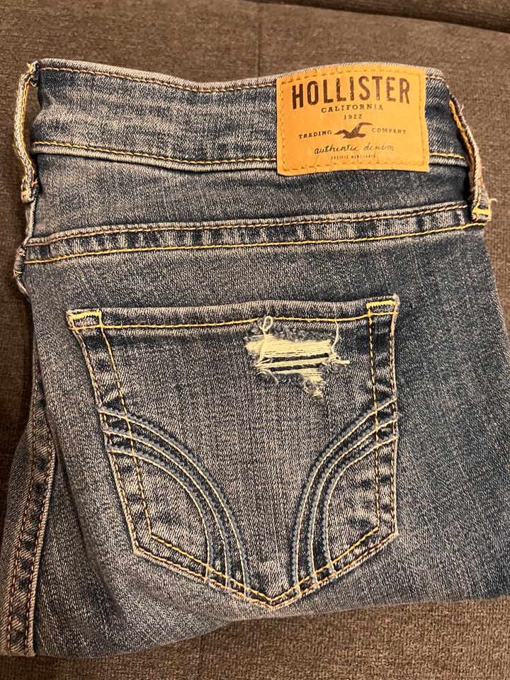 Hollister Supper Skinny Ripped Jeans Größe W26 in Berlin