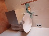 Waschbecken mit Unterschrank Armatur und Handtuchhalter Baden-Württemberg - Mietingen Vorschau
