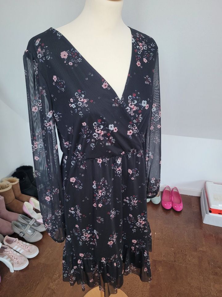 Luftiges schwarzes doppellagiges Kleid mit Blumen, Größe 36/38 in Rheine