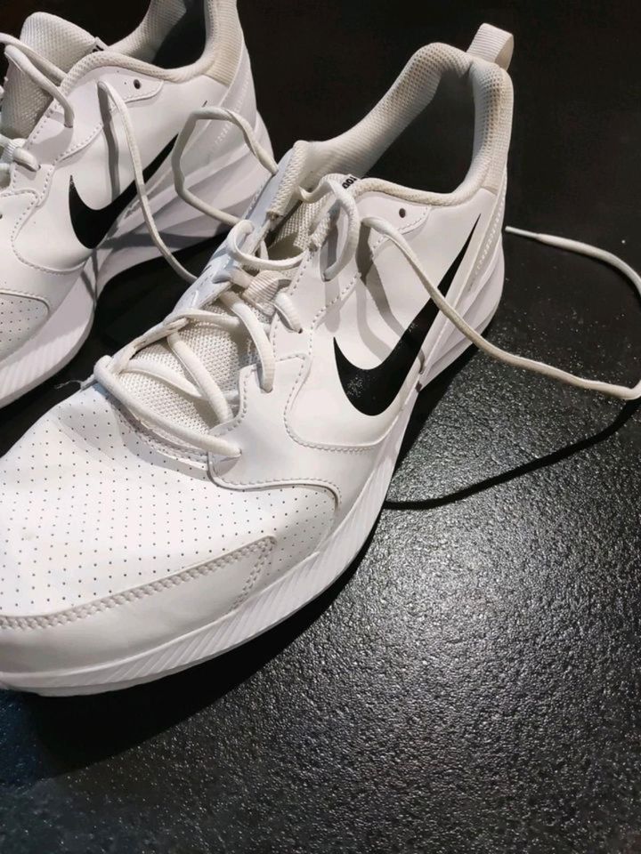 Herren Nike Turnschuhe Strahlend Weiß Größe 47,5 - Leicht, Bequem in Georgsmarienhütte